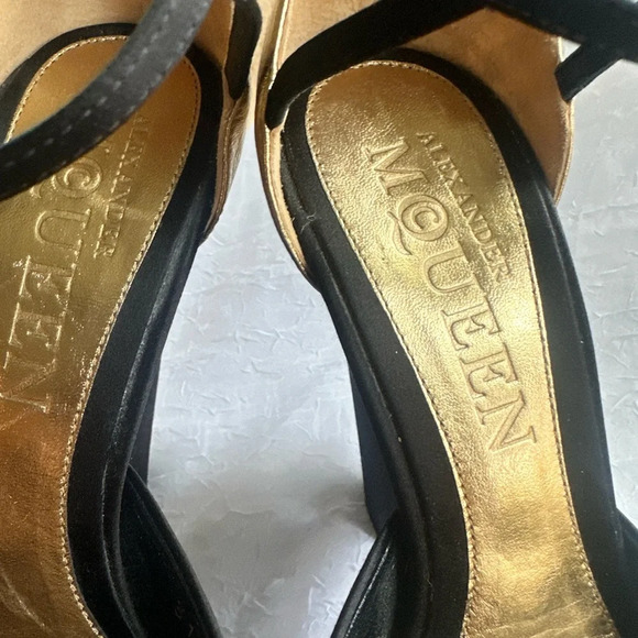 ALEXANDER MCQUEEN black gold peep toe silk satin - Picture 5 of 8